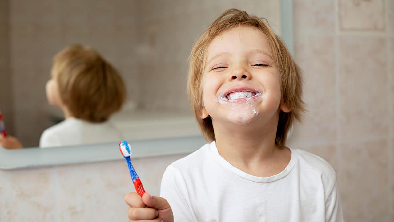 Bruxismul la copii – Ce cauze poate avea scrâșnitul din dinți la vârste mici