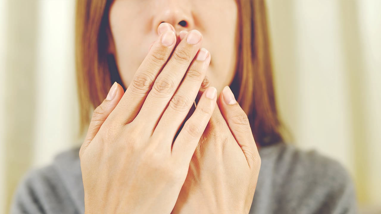 Halena (Halitoza): TOT ce ai nevoie să știi. Care sunt cauzele respirației urât mirositoare?